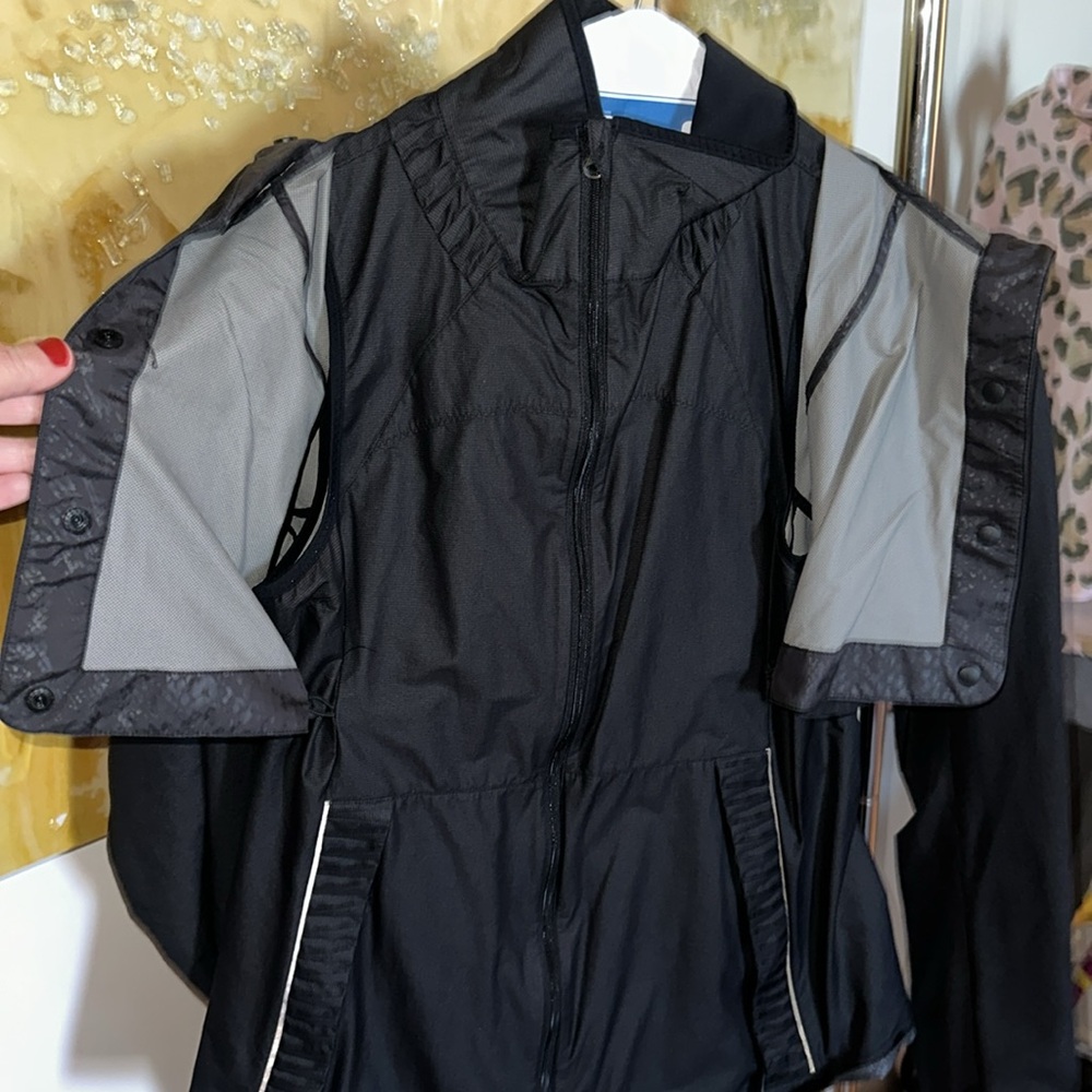 Lululemon wind breaker - Picture 4 of 5
